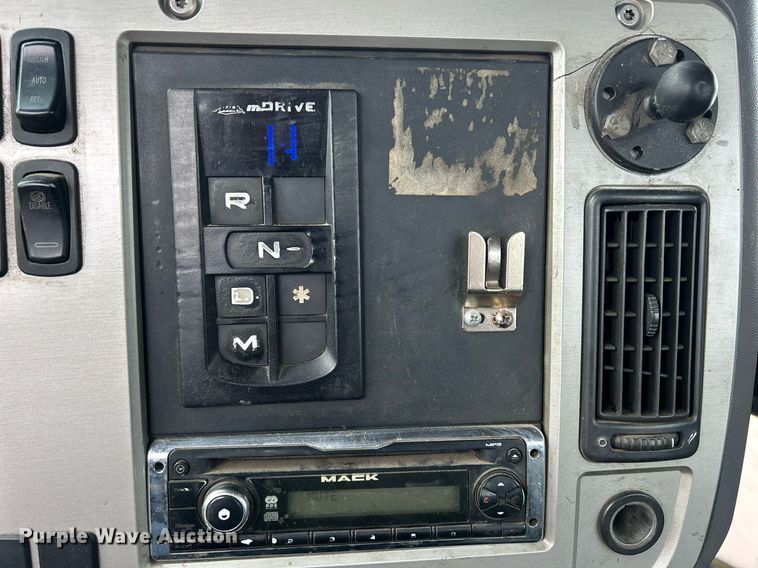 image for item DS0790 2012 Mack CXU613 semi truck