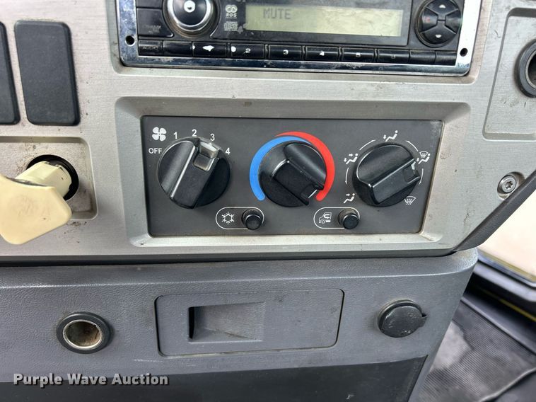 image for item DS0790 2012 Mack CXU613 semi truck