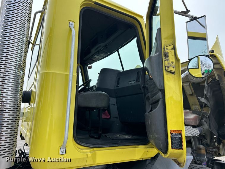 image for item DS0790 2012 Mack CXU613 semi truck