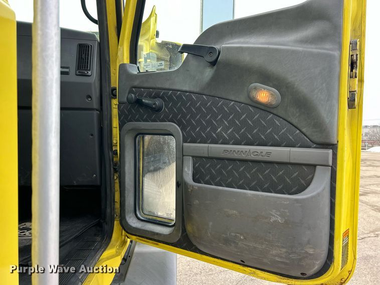 image for item DS0790 2012 Mack CXU613 semi truck