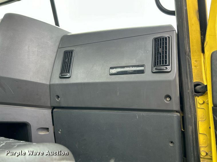 image for item DS0790 2012 Mack CXU613 semi truck