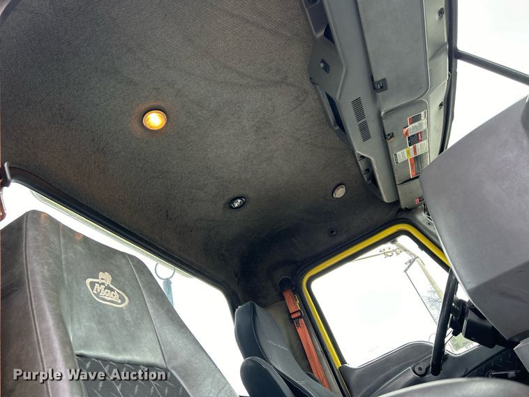 image for item DS0790 2012 Mack CXU613 semi truck