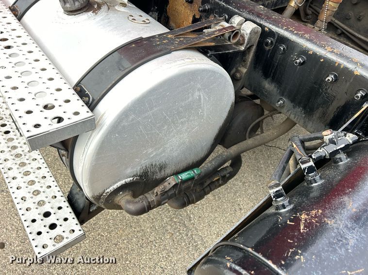 image for item DS0791 2008 Peterbilt  386 semi truck