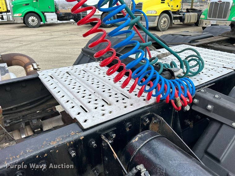 image for item DS0791 2008 Peterbilt  386 semi truck