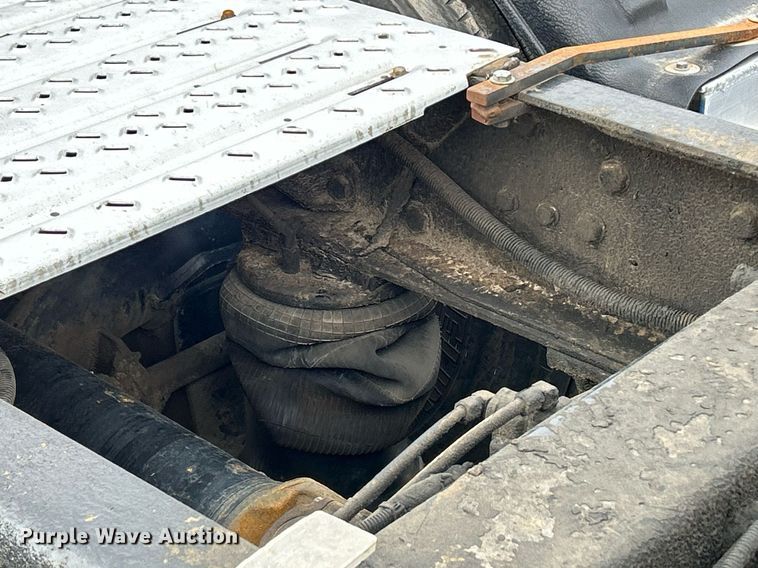 image for item DS0791 2008 Peterbilt  386 semi truck