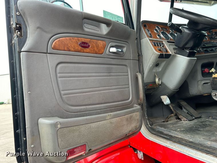 image for item DS0791 2008 Peterbilt  386 semi truck