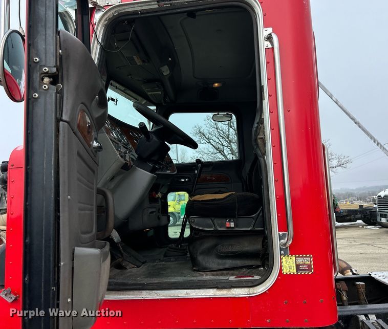 image for item DS0791 2008 Peterbilt  386 semi truck