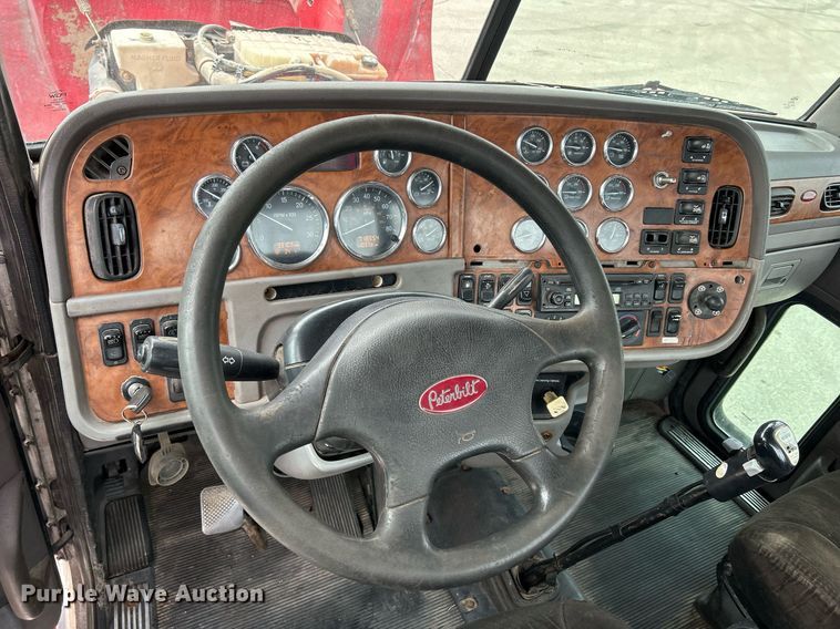 image for item DS0791 2008 Peterbilt  386 semi truck