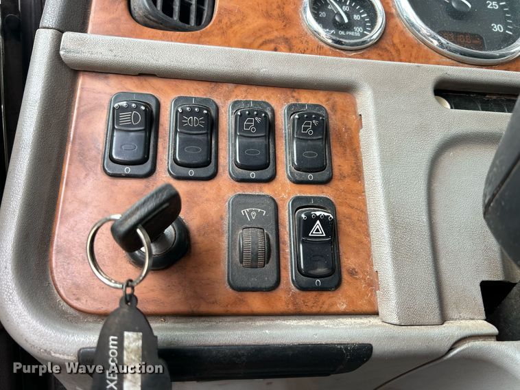 image for item DS0791 2008 Peterbilt  386 semi truck