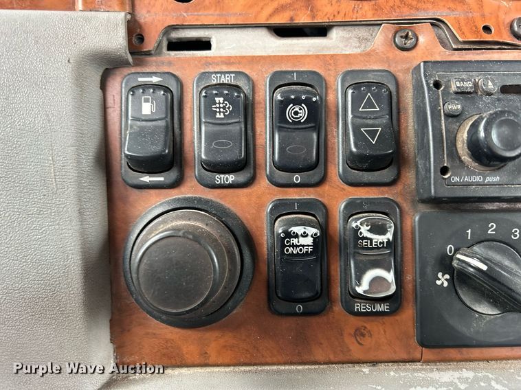 image for item DS0791 2008 Peterbilt  386 semi truck