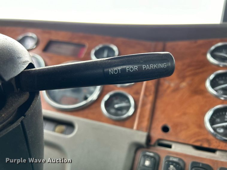 image for item DS0791 2008 Peterbilt  386 semi truck