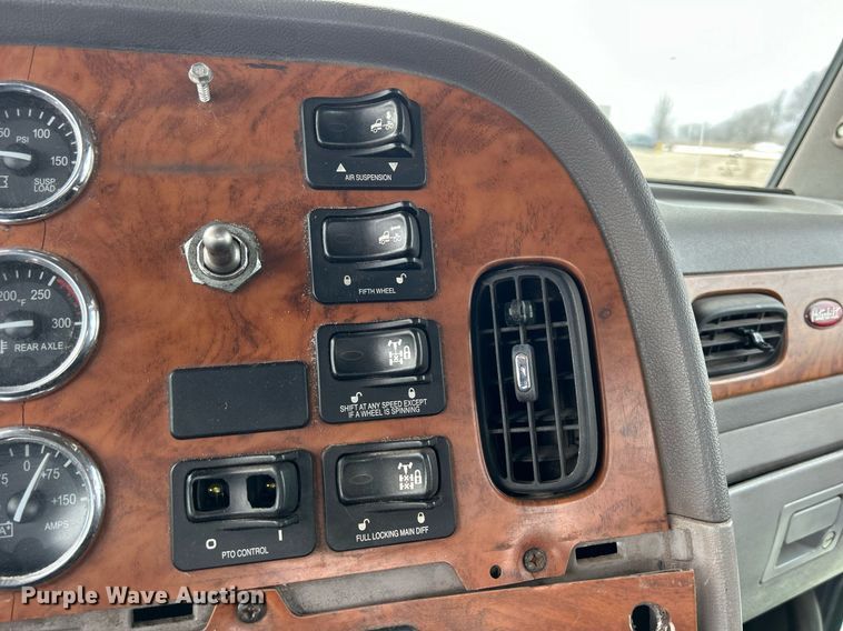 image for item DS0791 2008 Peterbilt  386 semi truck