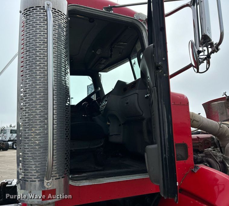 image for item DS0791 2008 Peterbilt  386 semi truck