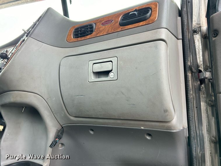 image for item DS0791 2008 Peterbilt  386 semi truck