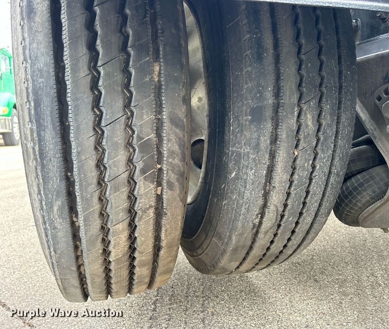 image for item DS0791 2008 Peterbilt  386 semi truck