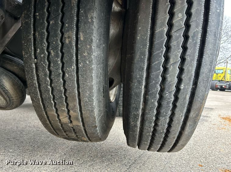 image for item DS0791 2008 Peterbilt  386 semi truck