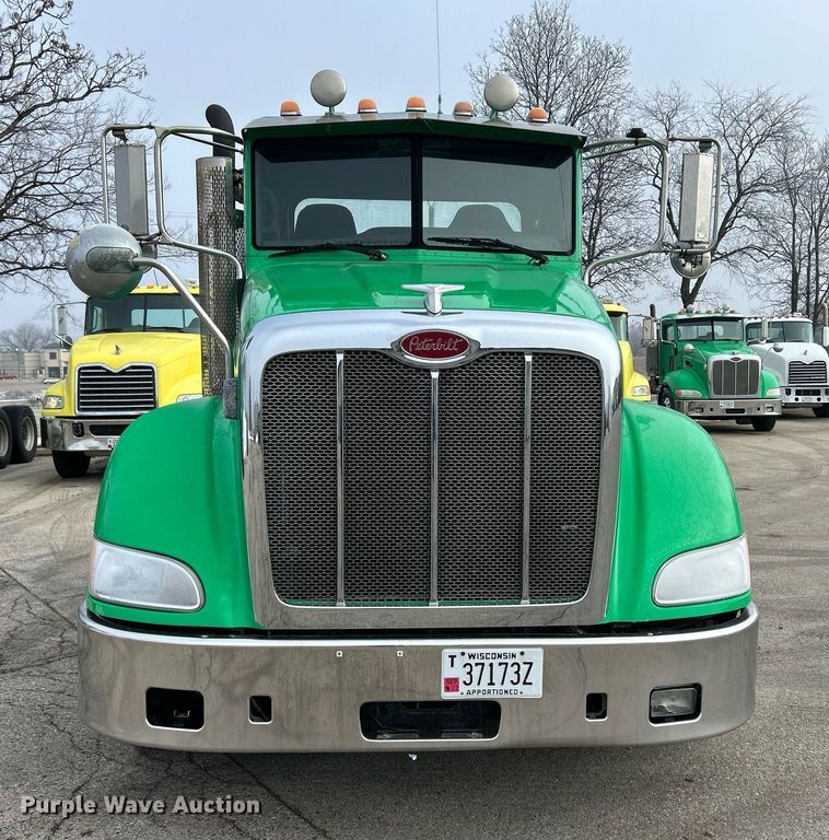 image for item DS0792 2012 Peterbilt  384 semi truck
