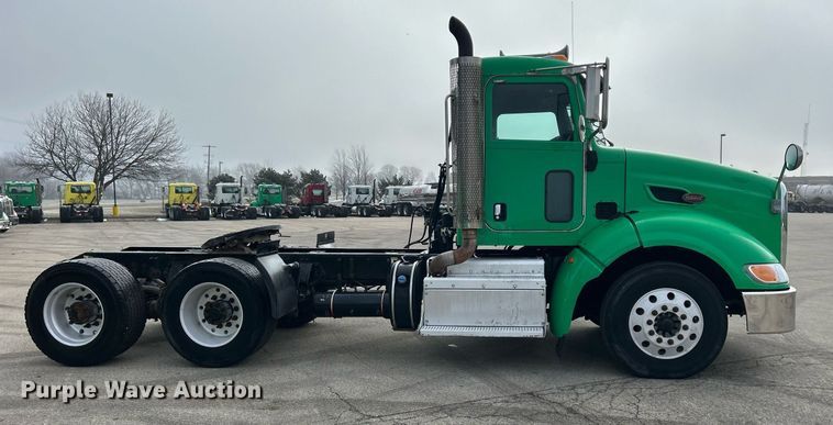 image for item DS0792 2012 Peterbilt  384 semi truck