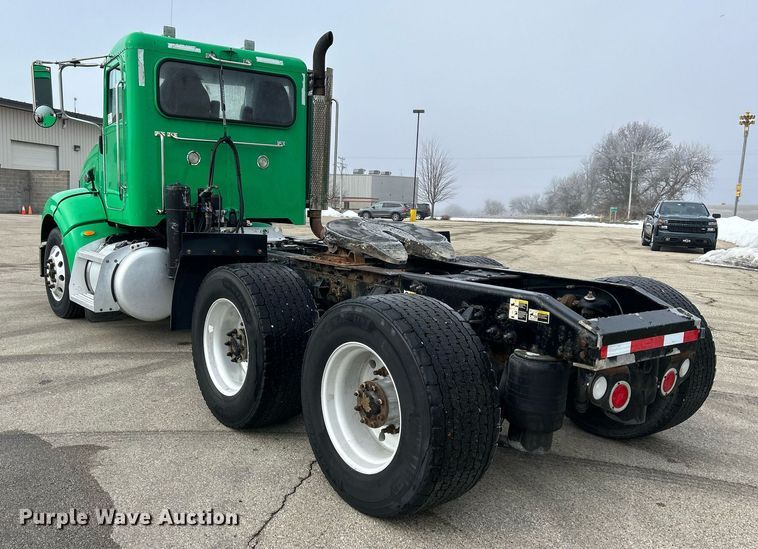 image for item DS0792 2012 Peterbilt  384 semi truck