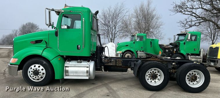 image for item DS0792 2012 Peterbilt  384 semi truck