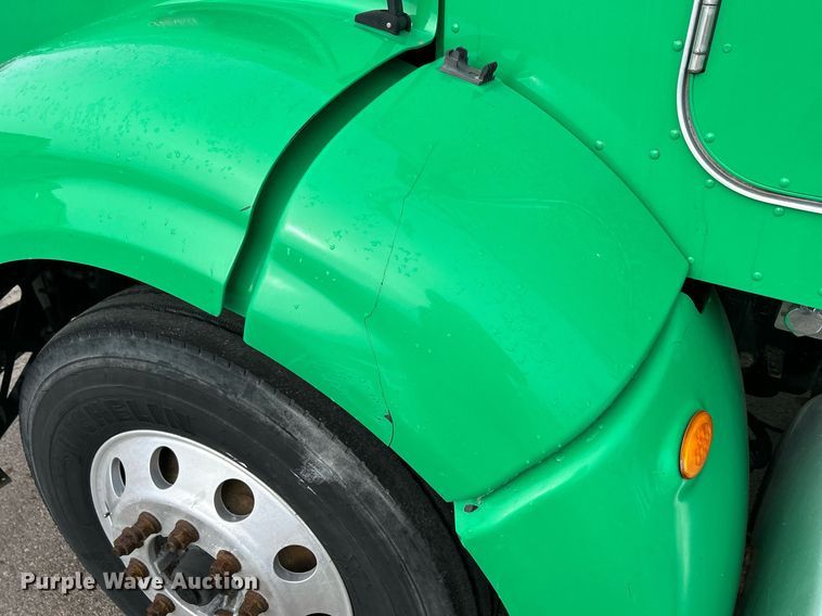 image for item DS0792 2012 Peterbilt  384 semi truck