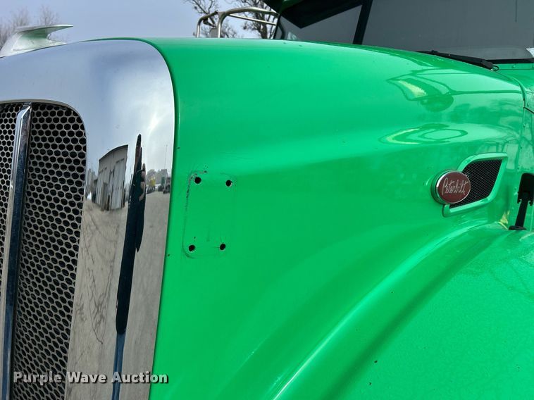 image for item DS0792 2012 Peterbilt  384 semi truck