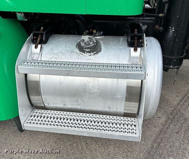 image for item DS0792 2012 Peterbilt  384 semi truck