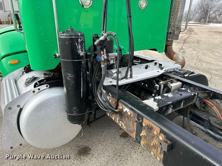 image for item DS0792 2012 Peterbilt  384 semi truck