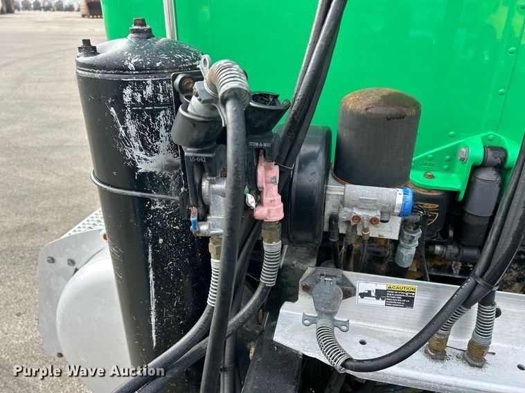 image for item DS0792 2012 Peterbilt  384 semi truck