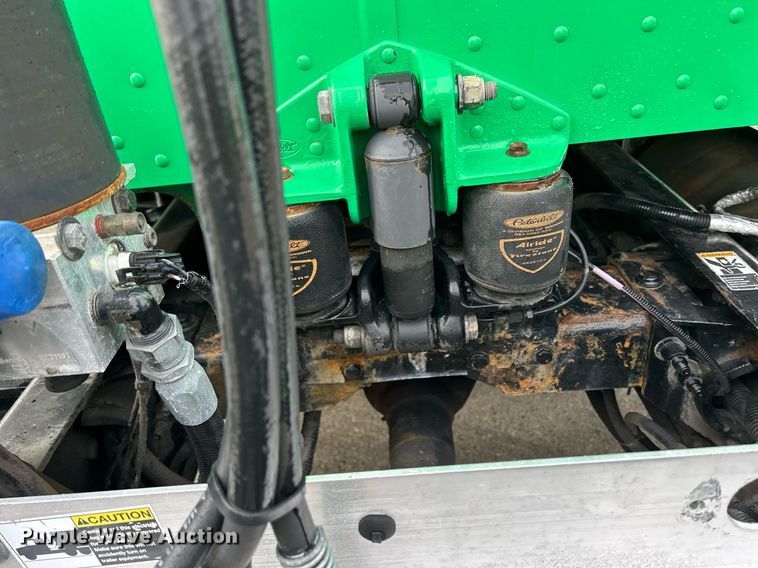 image for item DS0792 2012 Peterbilt  384 semi truck