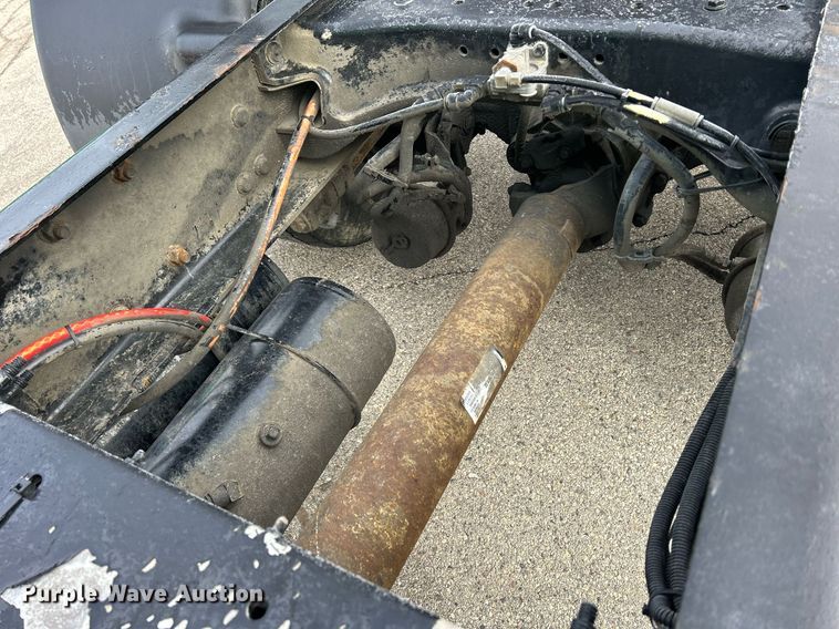 image for item DS0792 2012 Peterbilt  384 semi truck