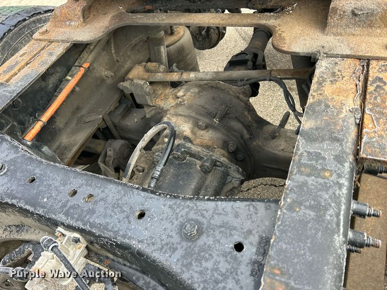 image for item DS0792 2012 Peterbilt  384 semi truck