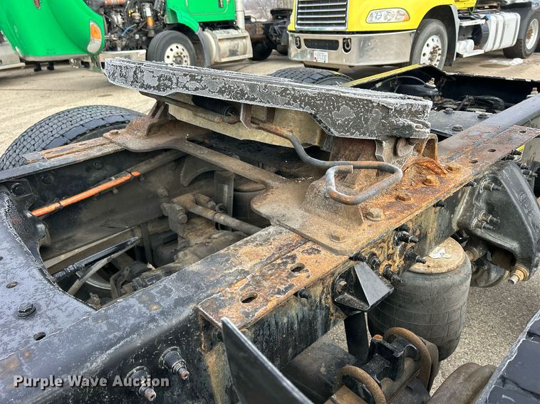 image for item DS0792 2012 Peterbilt  384 semi truck