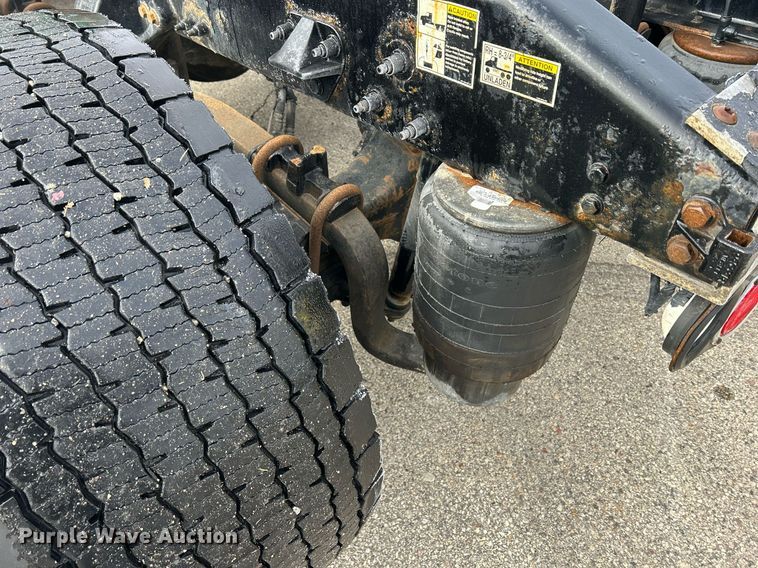 image for item DS0792 2012 Peterbilt  384 semi truck