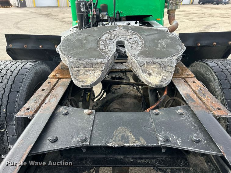 image for item DS0792 2012 Peterbilt  384 semi truck