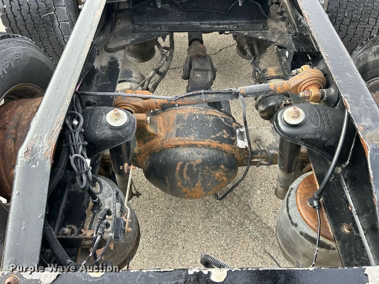 image for item DS0792 2012 Peterbilt  384 semi truck