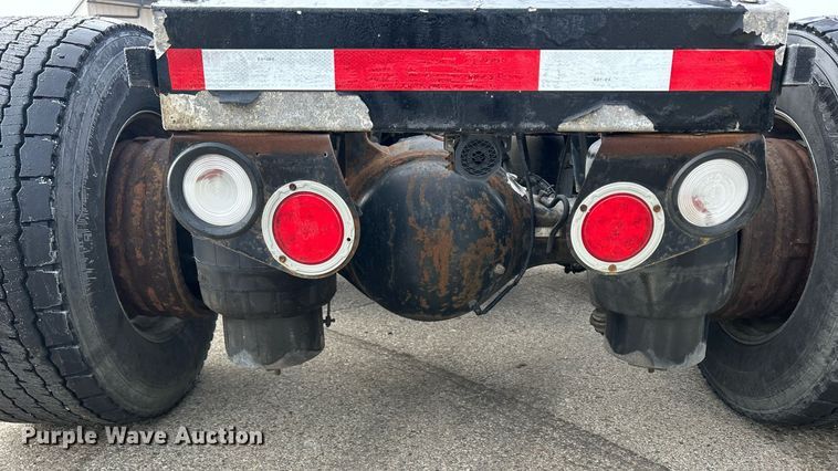 image for item DS0792 2012 Peterbilt  384 semi truck