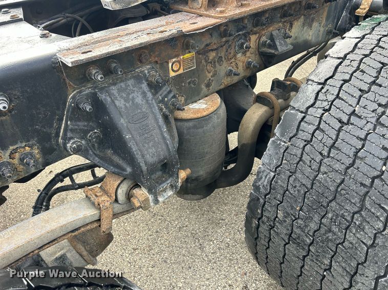 image for item DS0792 2012 Peterbilt  384 semi truck