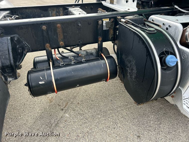 image for item DS0792 2012 Peterbilt  384 semi truck