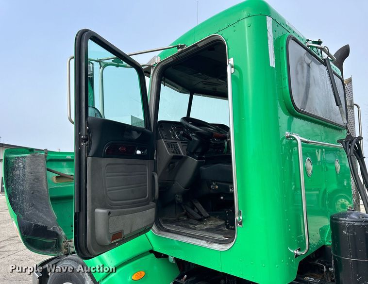 image for item DS0792 2012 Peterbilt  384 semi truck