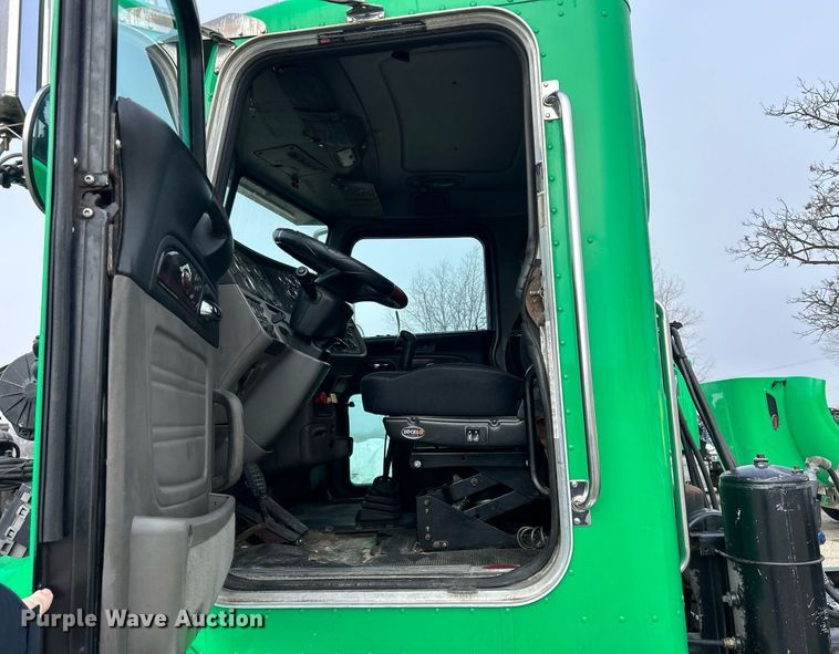 image for item DS0792 2012 Peterbilt  384 semi truck