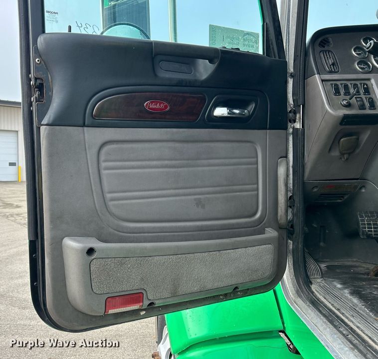 image for item DS0792 2012 Peterbilt  384 semi truck