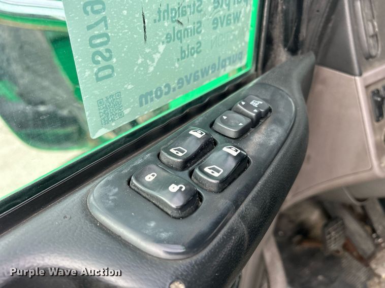 image for item DS0792 2012 Peterbilt  384 semi truck