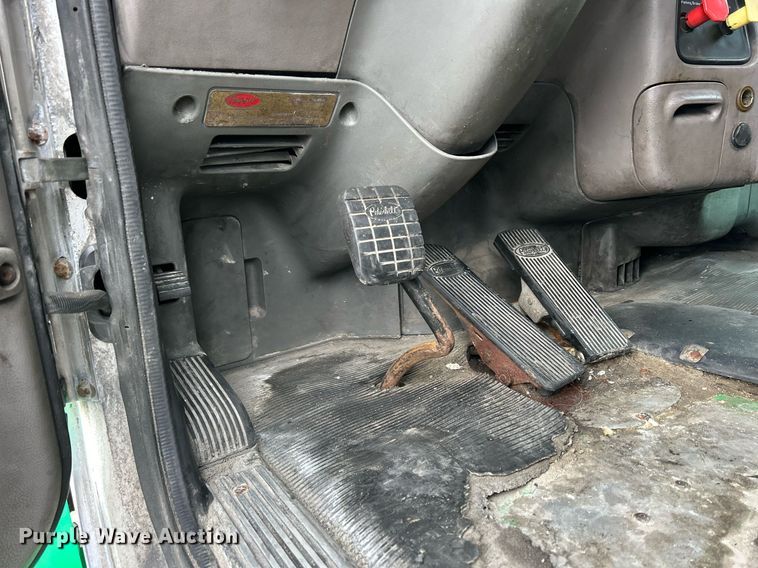 image for item DS0792 2012 Peterbilt  384 semi truck