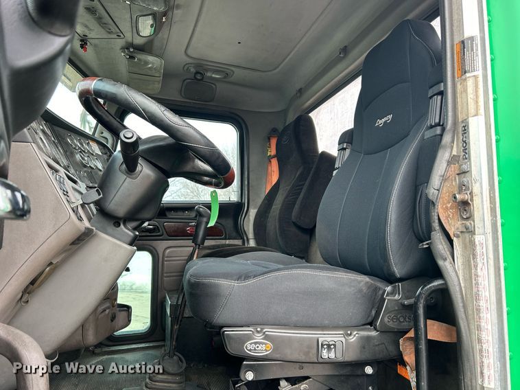 image for item DS0792 2012 Peterbilt  384 semi truck