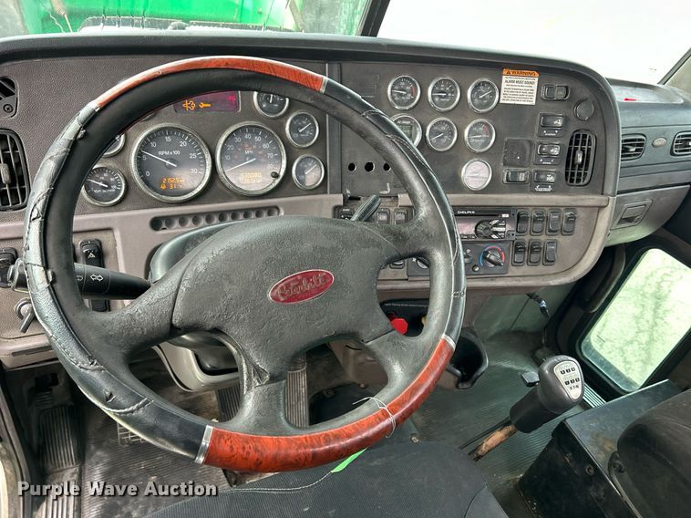 image for item DS0792 2012 Peterbilt  384 semi truck