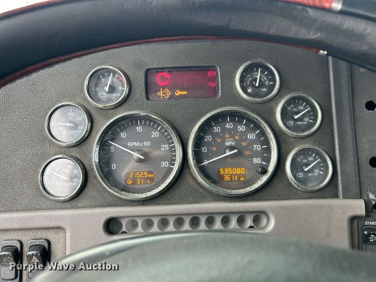 image for item DS0792 2012 Peterbilt  384 semi truck