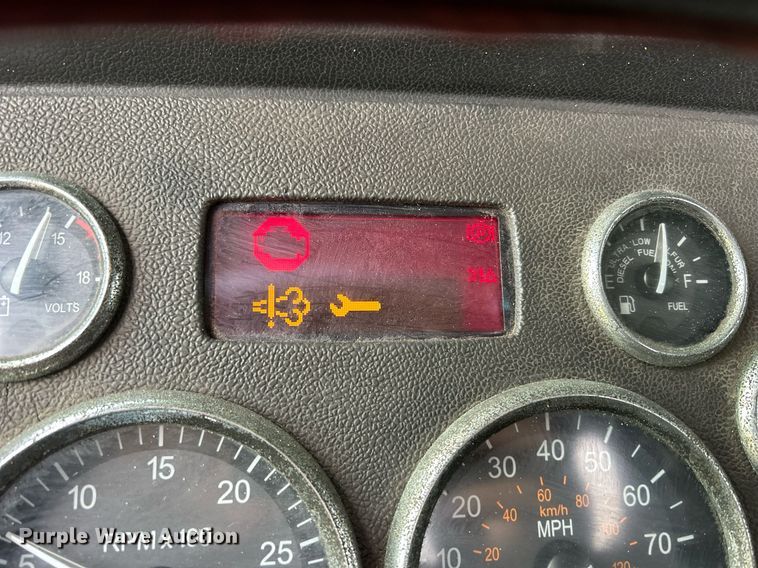 image for item DS0792 2012 Peterbilt  384 semi truck