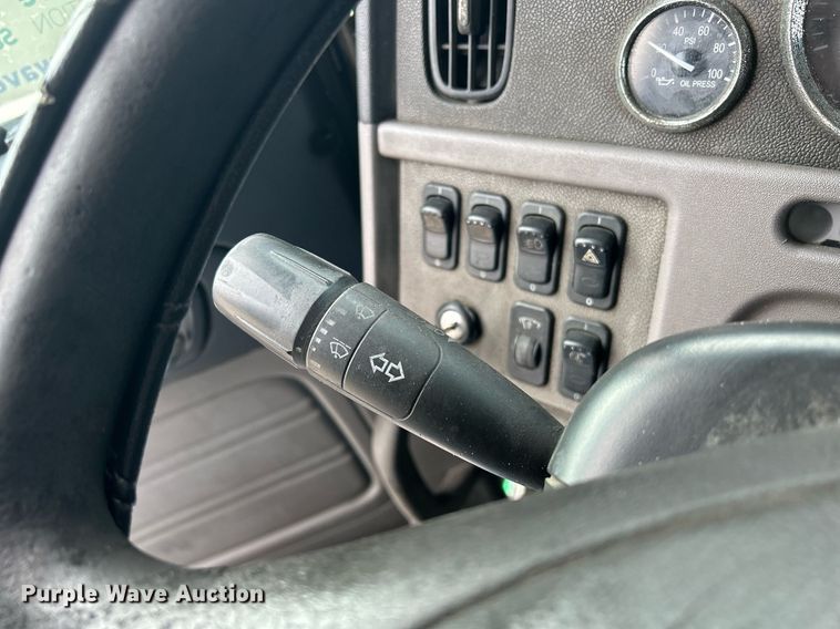 image for item DS0792 2012 Peterbilt  384 semi truck