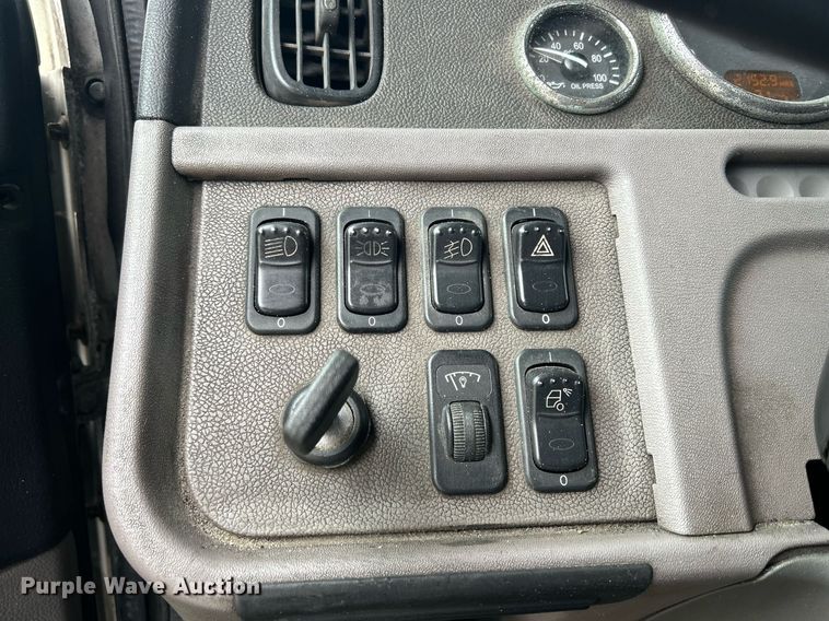 image for item DS0792 2012 Peterbilt  384 semi truck